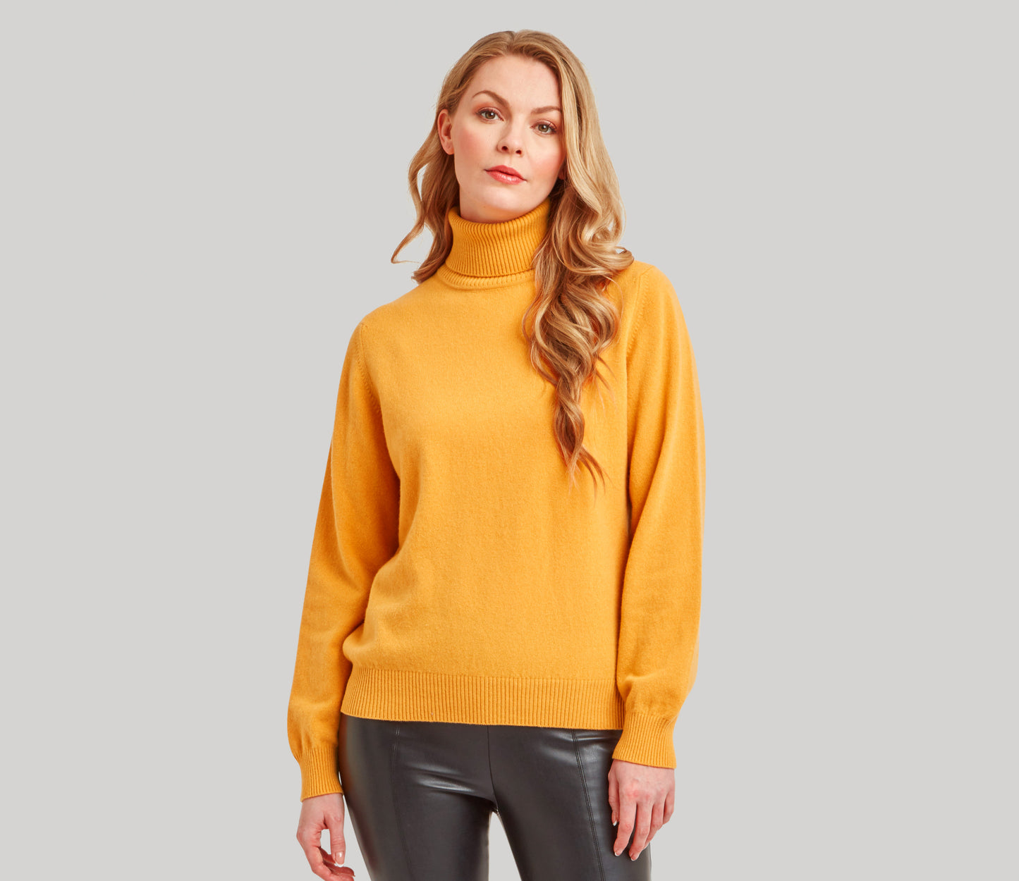 Cashmere Geelong Roll Neck Jumper in Apricot