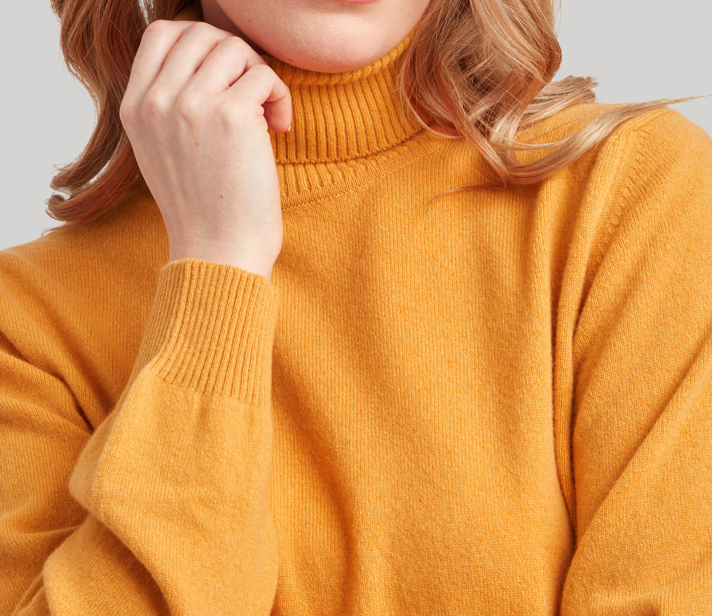 Cashmere Geelong Roll Neck Jumper in Apricot