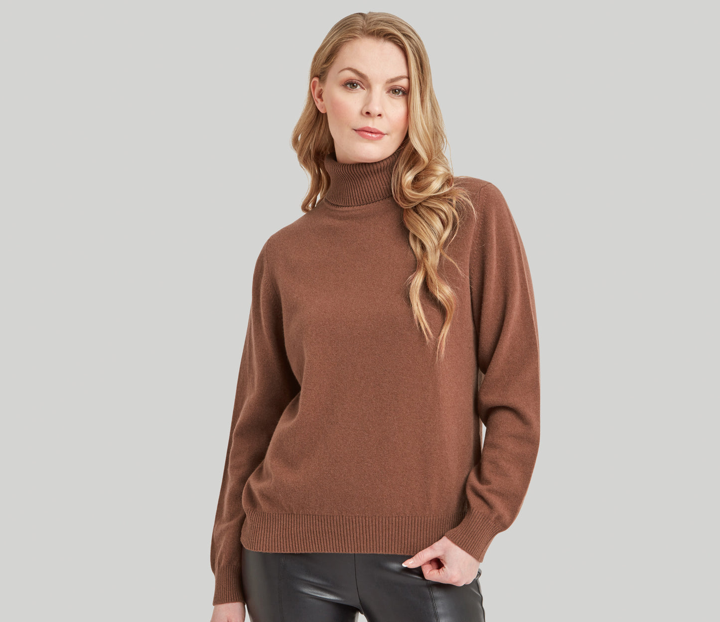 Cashmere Geelong Roll Neck Jumper in Cocoa