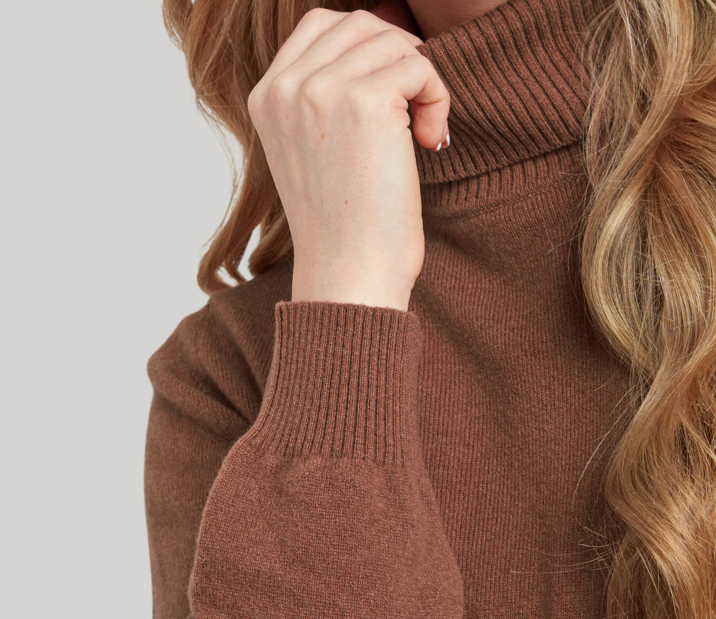 Cashmere Geelong Roll Neck Jumper in Cocoa