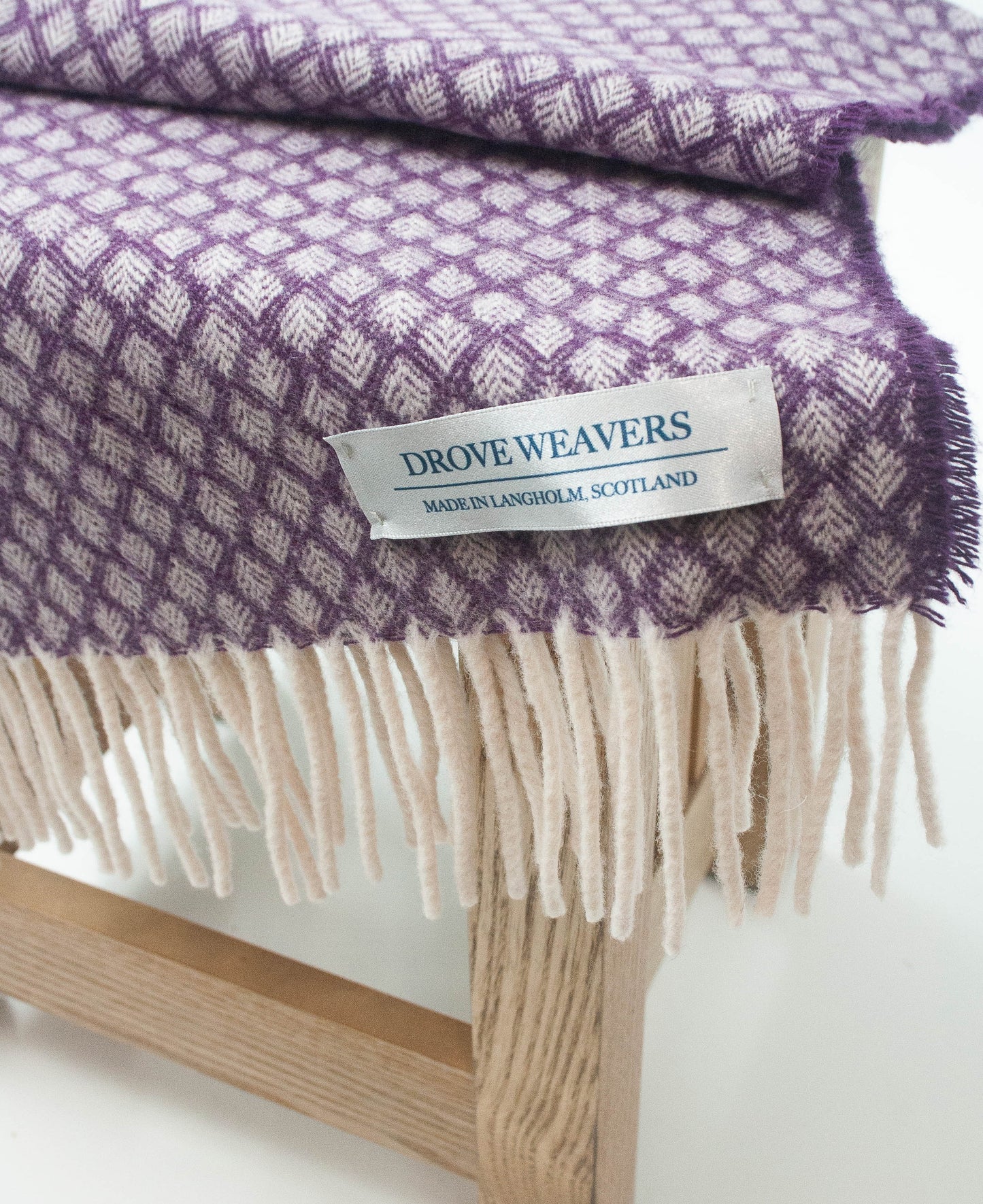 Diamond Geelong Cashmere Scarf in Aubergine