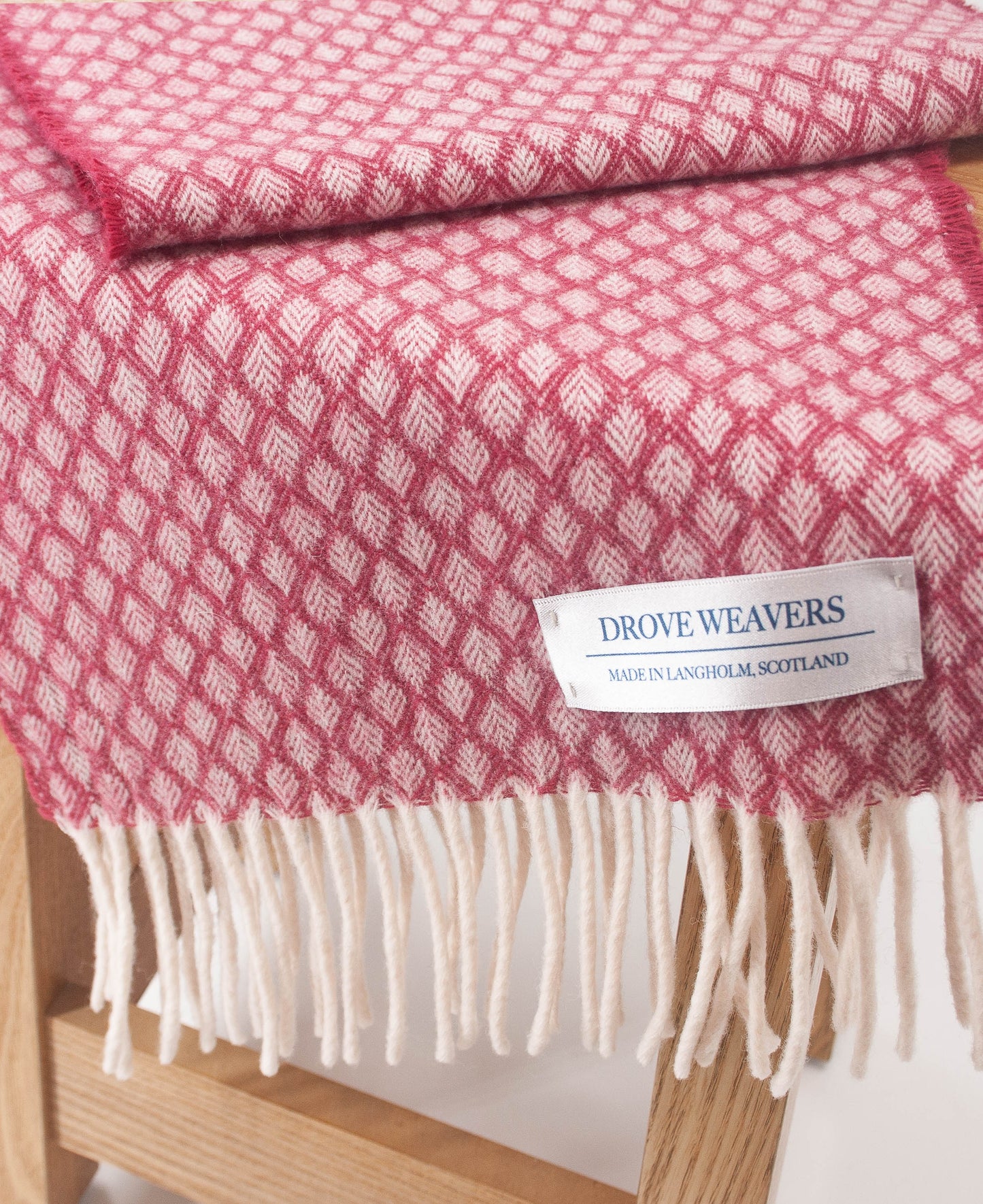 Diamond Cashmere Geelong Scarf in Raspberry